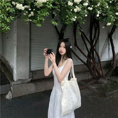 沙滩上的夏娃